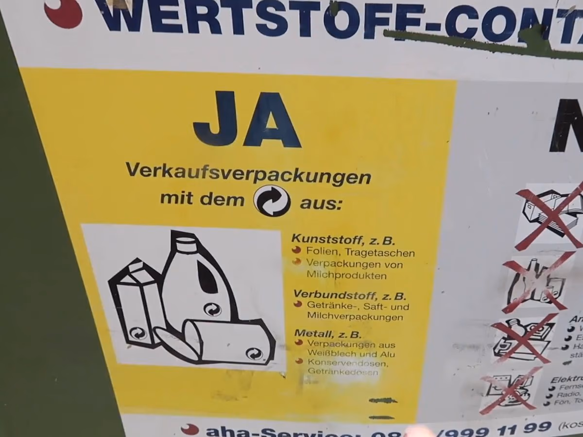 Der Aufkleber ist echt: Der Cache sieht aus wie ein Wertstoffbehälter von aha