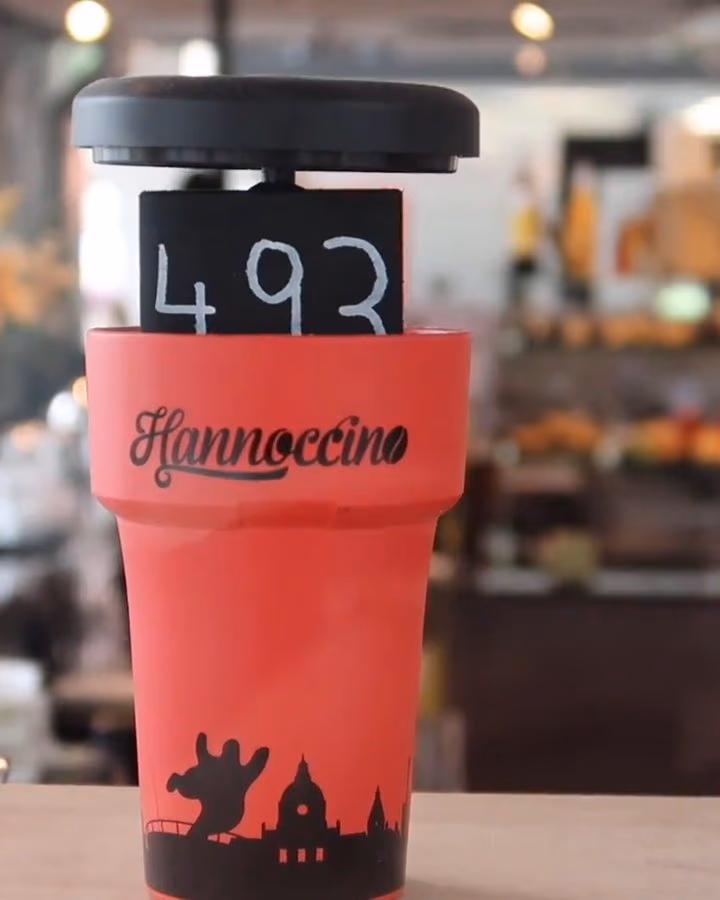 Ein weiterer Cache für aha: Auf dem Hannoccino-Mehrwegbecher erscheint der Code