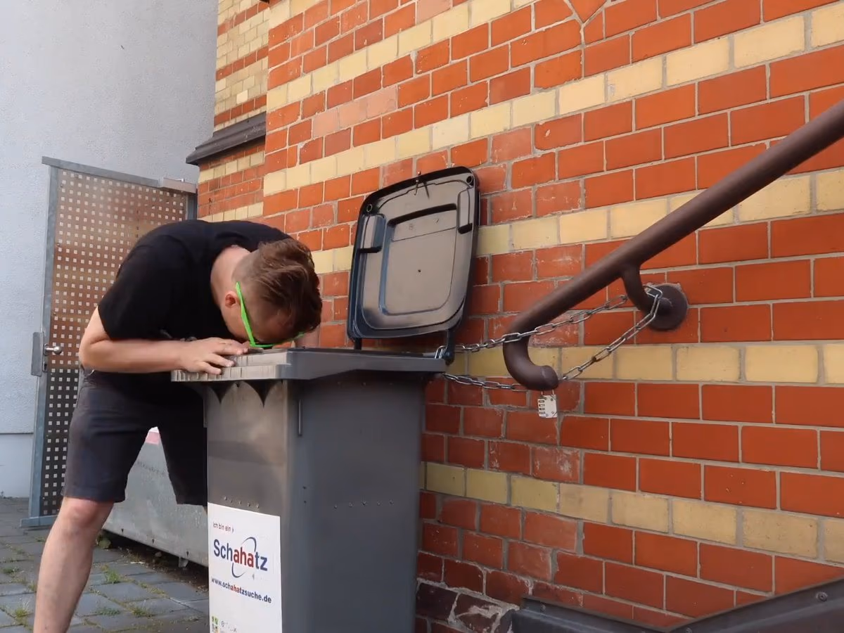 Eine angekettete Tonne an der Backsteinwand: Das ist der Cache