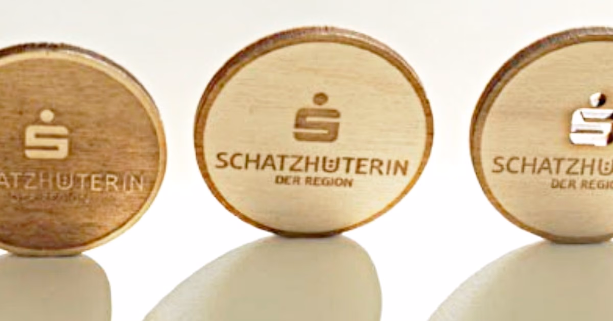 Hölzerne Geocoins mit Sparkassen-Logo und der Aufschrift „Schatzhüterin der Region“