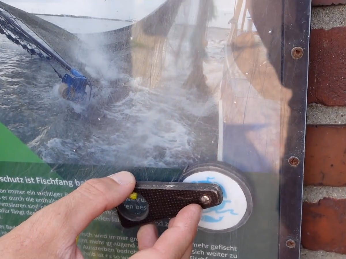 Detail der Station: Anhänger am Kabel, Sensor auf dem Schild