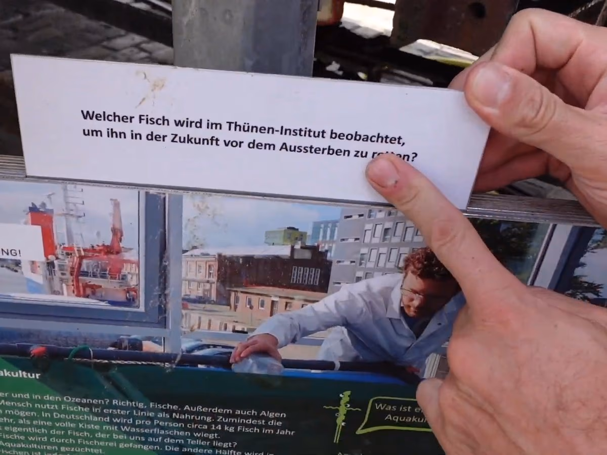 Stationsschild zur nachhaltigen Aquakultur, die Rätselfrage zum Herausziehen