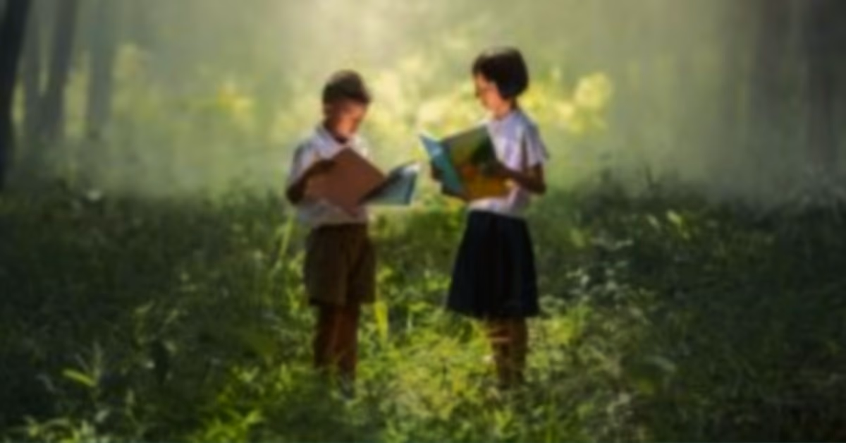 Zwei Kinder stehen auf einer Waldlichtung und lesen in Büchern