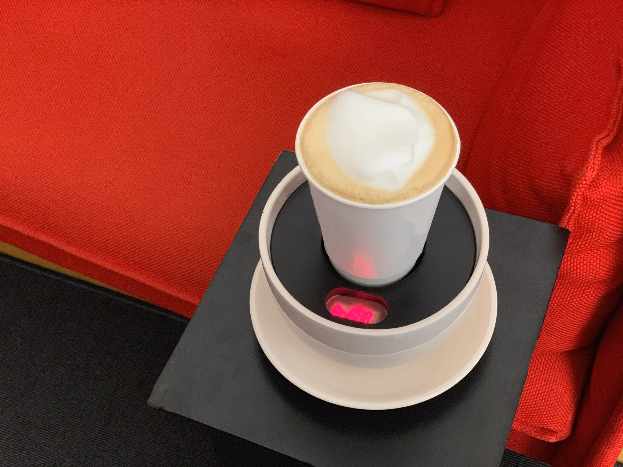Der Geocache im Café Machwitz: ein Becher auf dem Thermosensor, dessen Anzeige rot aufleuchtet
