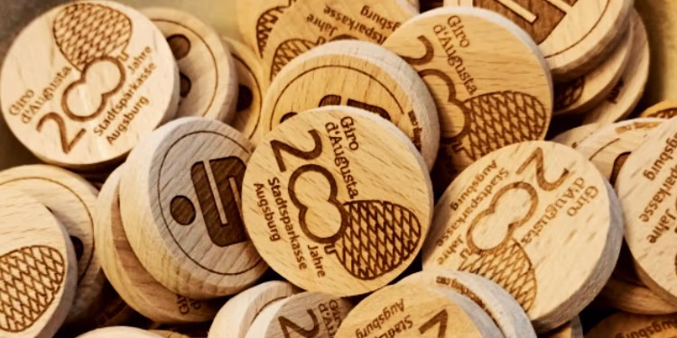 Hölzerne Geocoins zum Jubiläum „200 Jahre Stadtsparkasse Augsburg“