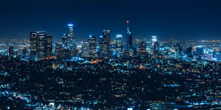 Nächtliche Skyline einer Großstadt mit beleuchteten Hochhäusern