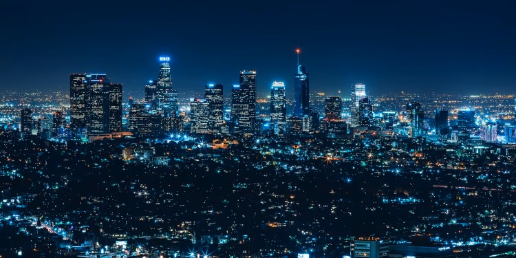 Nächtliche Skyline einer Großstadt mit beleuchteten Hochhäusern