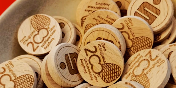 Hölzerne Geocoins zum Jubiläum „200 Jahre Stadtsparkasse Augsburg“