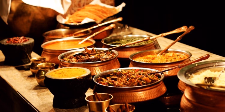 Kupferschalen mit indischen Gerichten auf einem Buffet