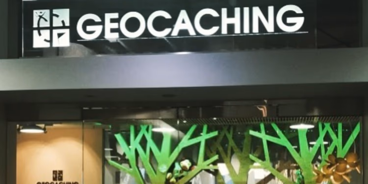 Ladenfront mit großem Geocaching-Schriftzug über dem Eingang