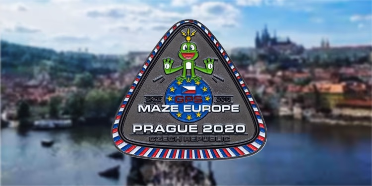 Abzeichen „GPS Maze Europe Prague 2020“ vor dem Panorama von Prag