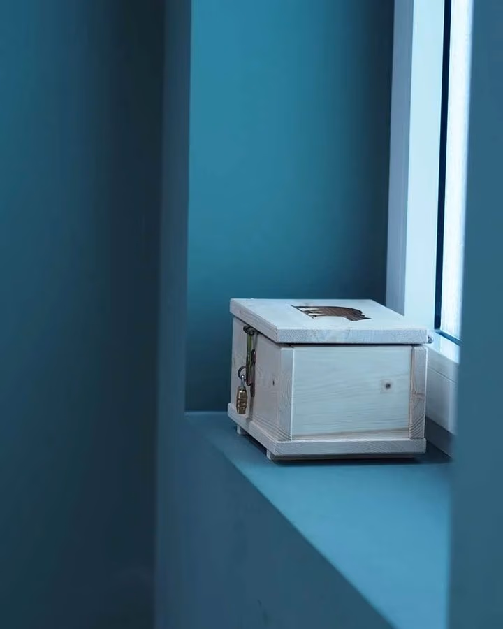 Eine Cache-Kiste mit dem Globetrotter-Bären, versteckt auf einer Fensterbank