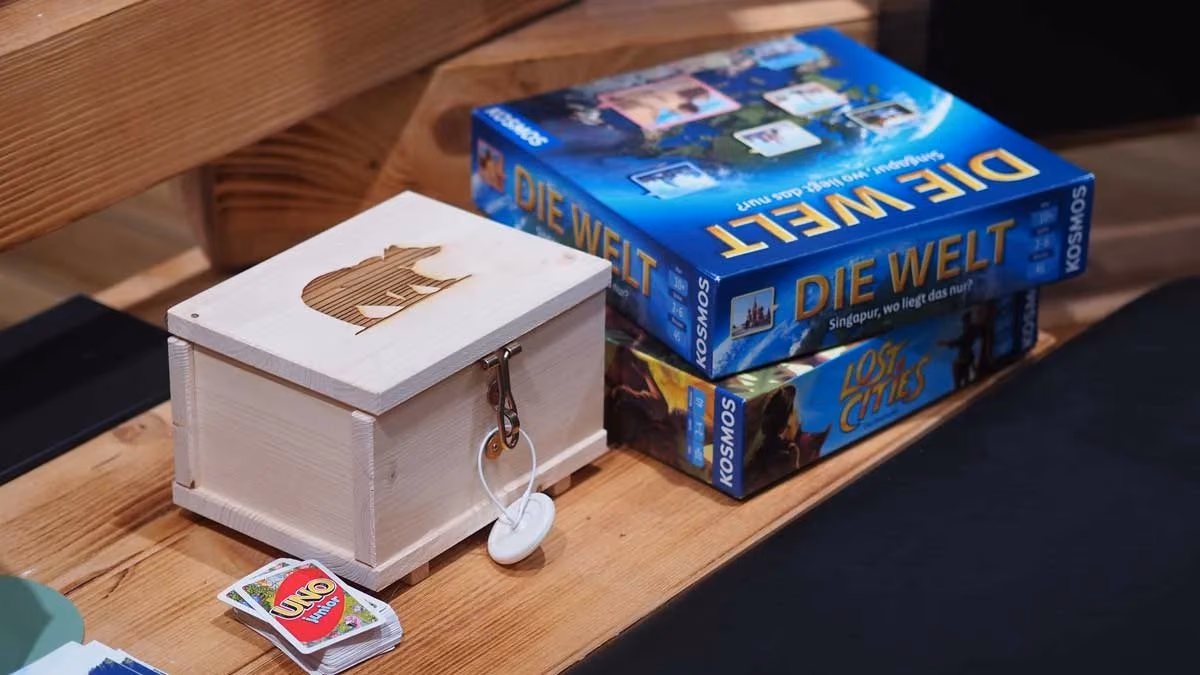 Zwischen den Brettspielen wartet die nächste Kiste