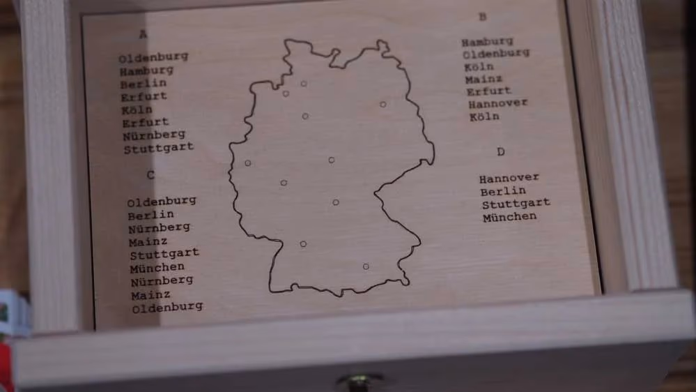 Im Deckel ein Rätsel mit Deutschlandkarte und Städtelisten