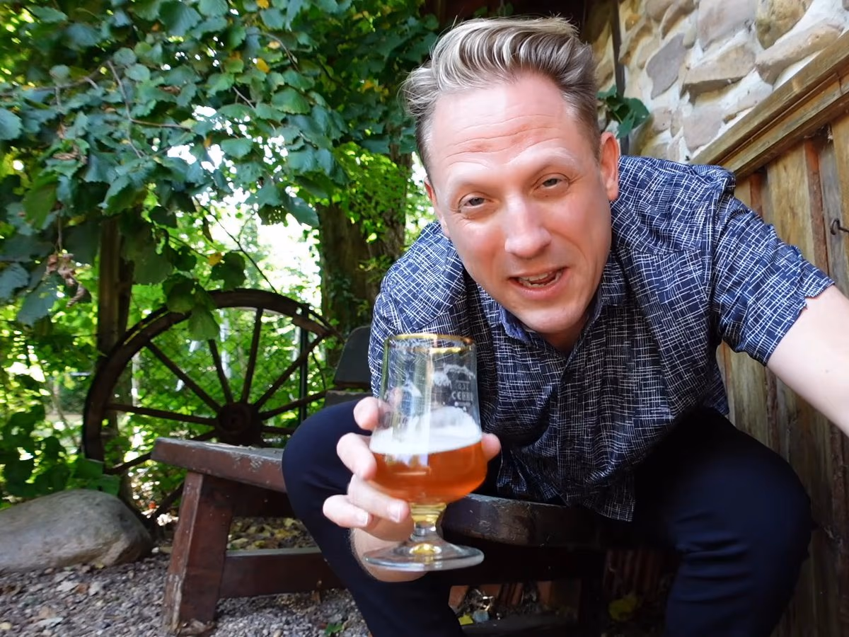 Der Geocaching Vlogger stößt an