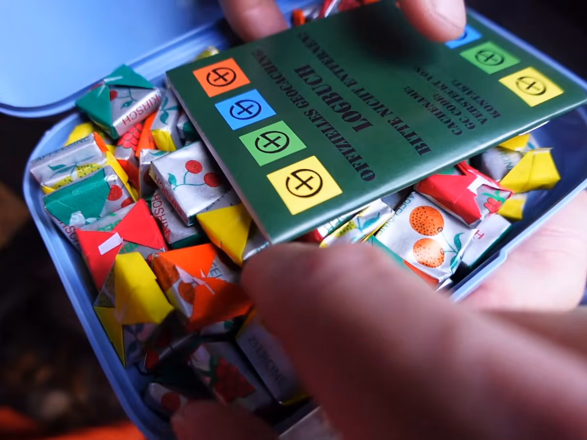 Eine Geocache-Dose voller Schokolade für die Gäste