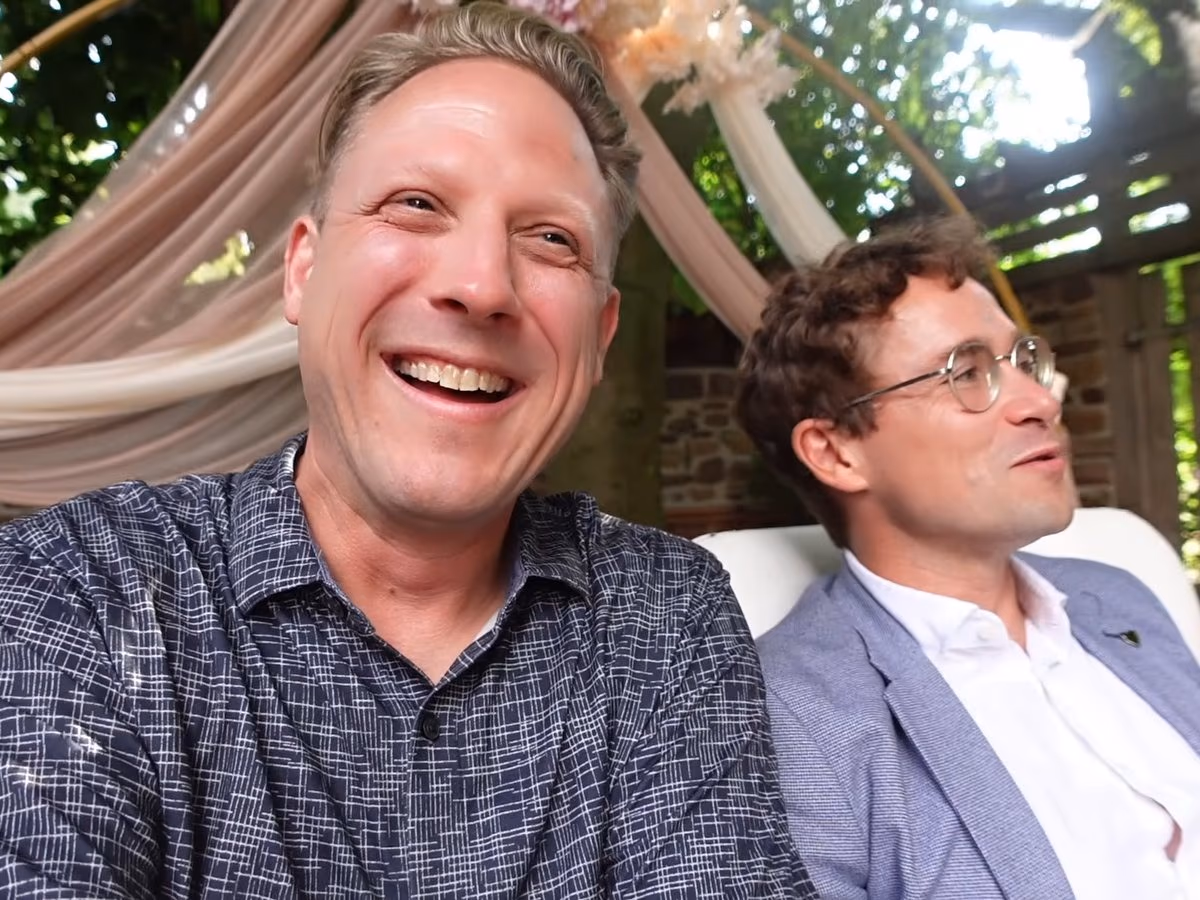 Daniel Pflieger (rechts), an diesem Tag Trauredner, mit dem Geocaching Vlogger