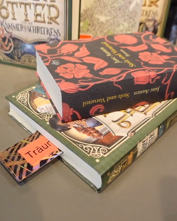 Station auf dem Büchertisch: Das Lesezeichen gehört zum Rätsel