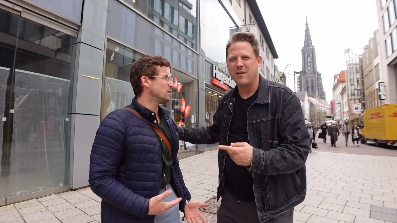 Dreh mit dem Geocaching Vlogger vor der Hugendubel-Filiale in Ulm