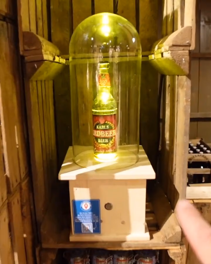 Station im Laden: das Erdbeer-Bier unter der Glashaube