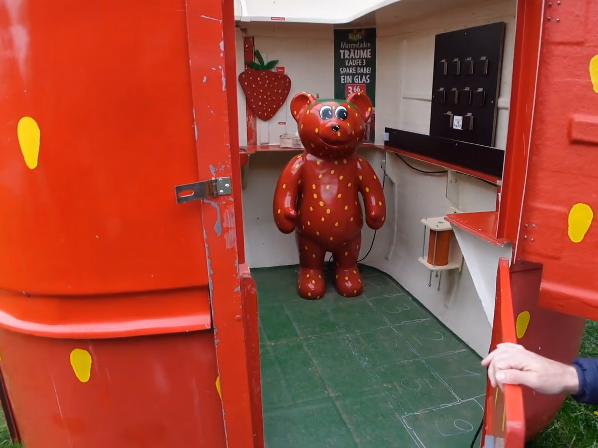 Innen wird die Erdbeere zum Rätselraum im Stil eines Escape Rooms