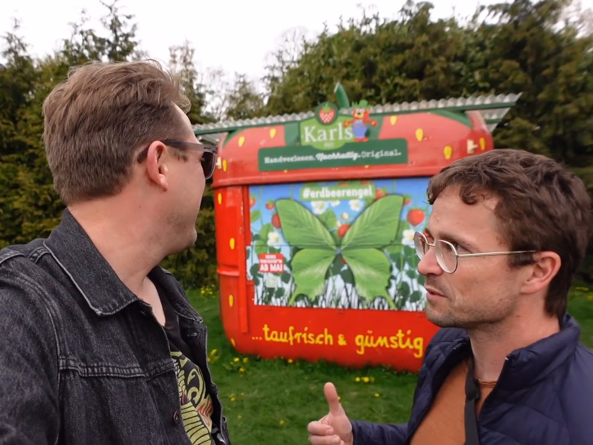 Der Geocaching Vlogger und Daniel Pflieger vor der begehbaren Erdbeere im Karls Erlebnis-Dorf Warnsdorf