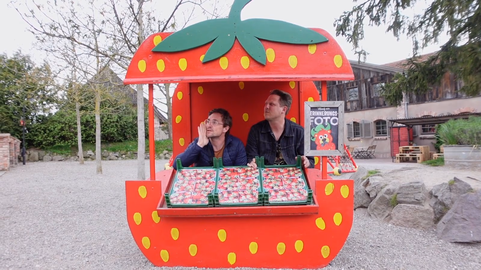 Der Fotostand in Erdbeerform bei Karls Erlebnis-Dorf, gebaut, um fotografiert zu werden