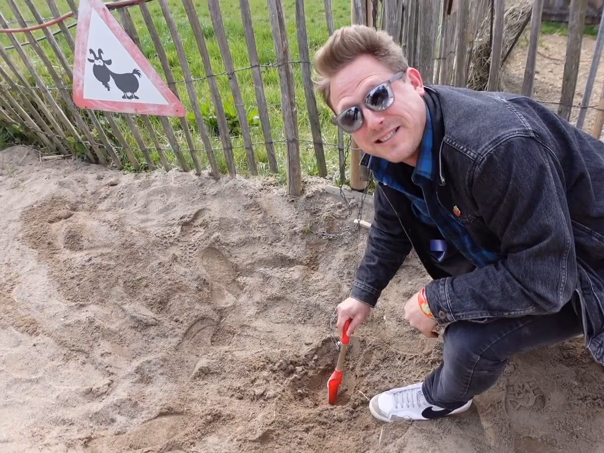 Bei dieser Station wird im Sand gegraben