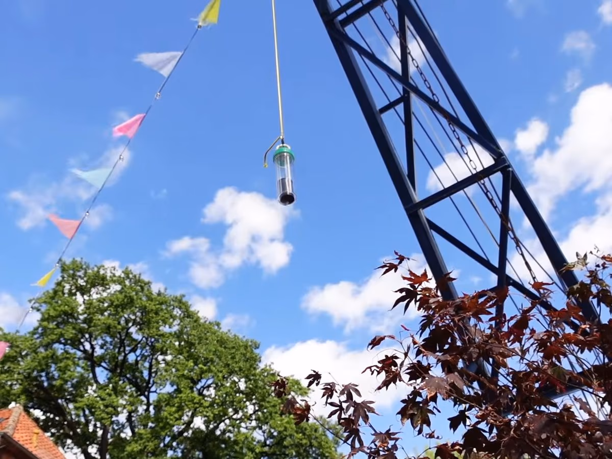 Und wieder hinauf, zwischen Wimpeln und Himmel