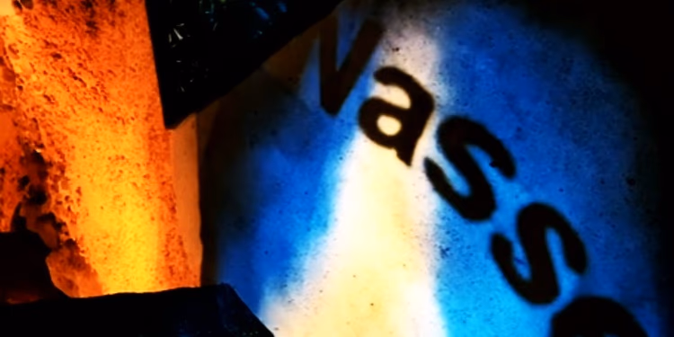 Nahaufnahme einer farbig beleuchteten Wand mit dem Schriftzug „Wasser“