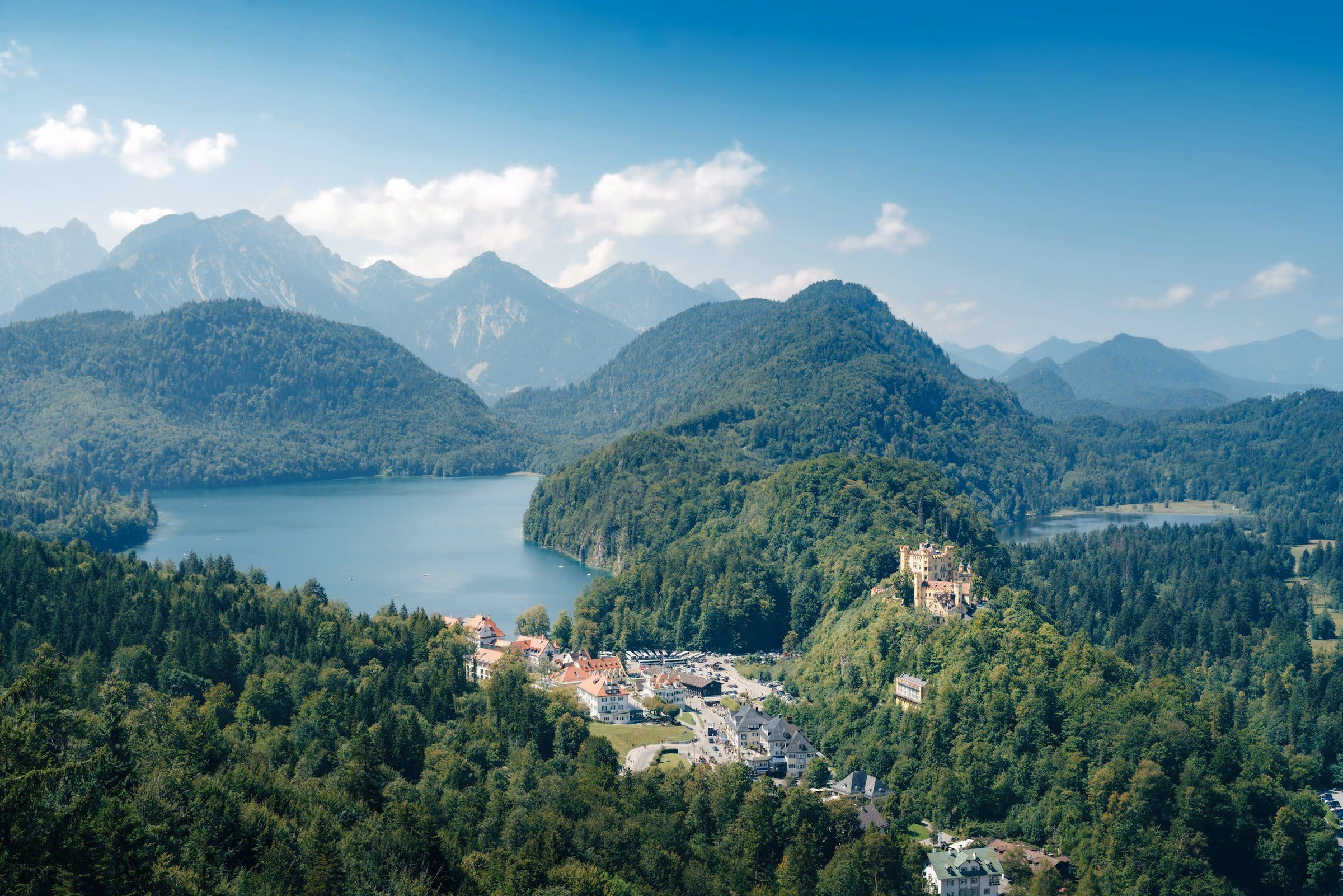 Blick über den Alpsee im Allgäu mit Schloss Hohenschwangau und der Alpenkette