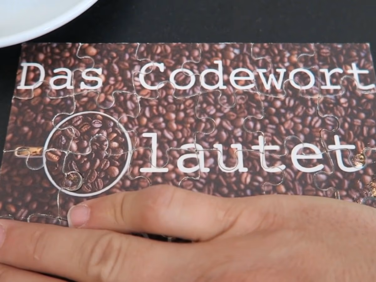 Rätselkarte aus Kaffeebohnen: Das Codewort lautet …