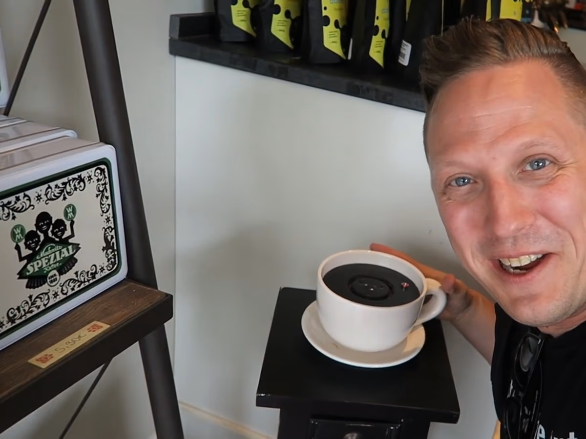 Der Becher gehört in die große Tasse auf dem Schränkchen