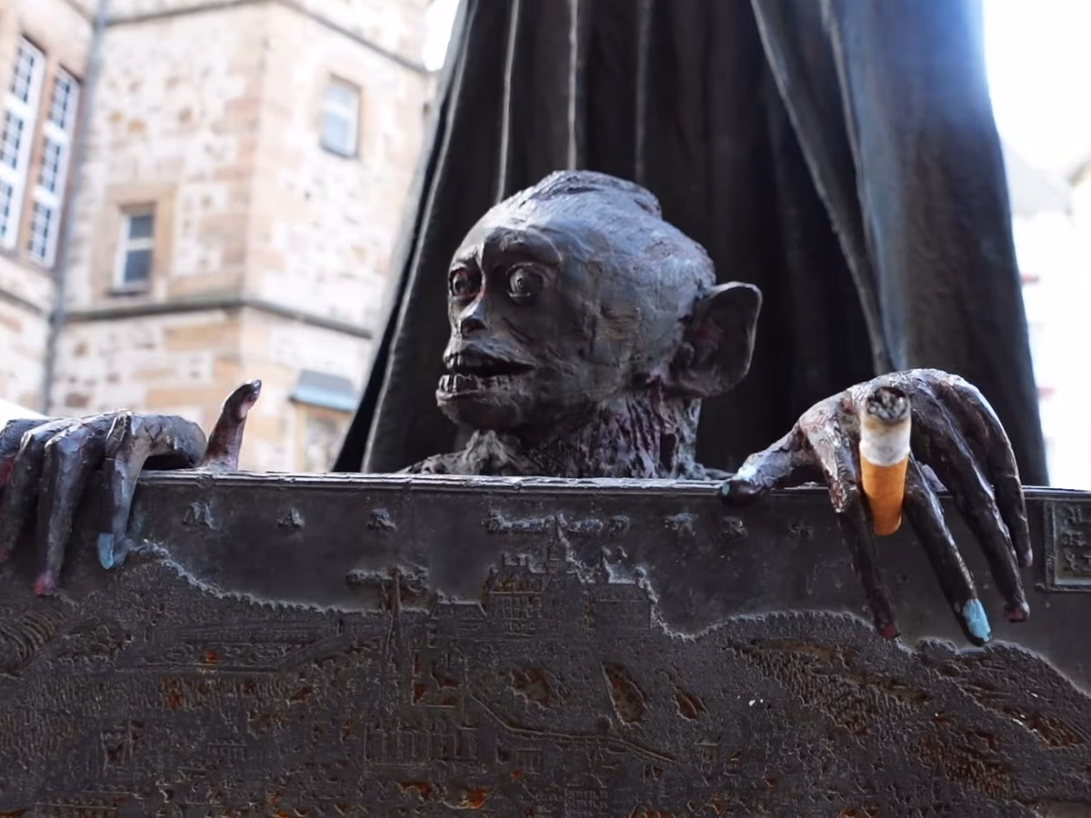 Details, an denen man sonst vorbeigeht: eine Bronzefigur in der Oberstadt