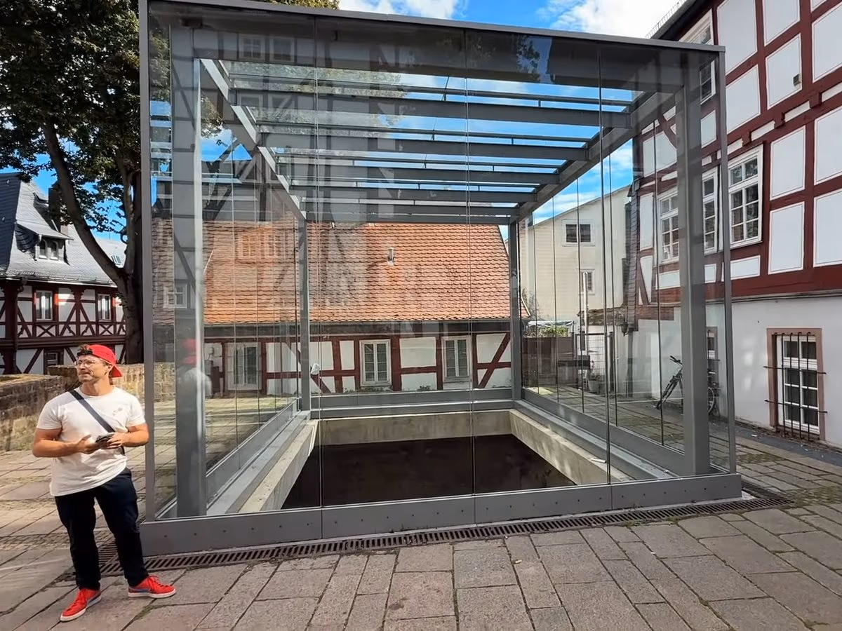 Unterwegs durch die Oberstadt, hier an einer überdachten Ausgrabung
