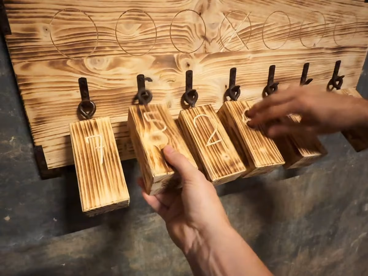 Holzklötze mit Zahlen, noch ein Rätsel im Keller