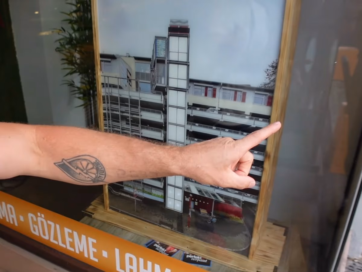 Station im Schaufenster eines Ladens: ein Hausmodell mit Aufzug
