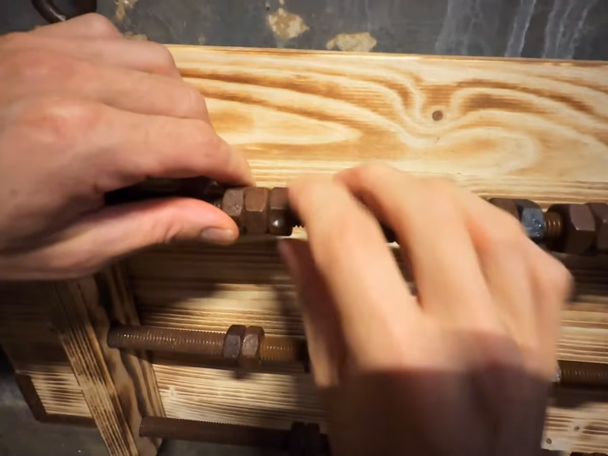 Ein Schieberätsel aus Holz und Stahl