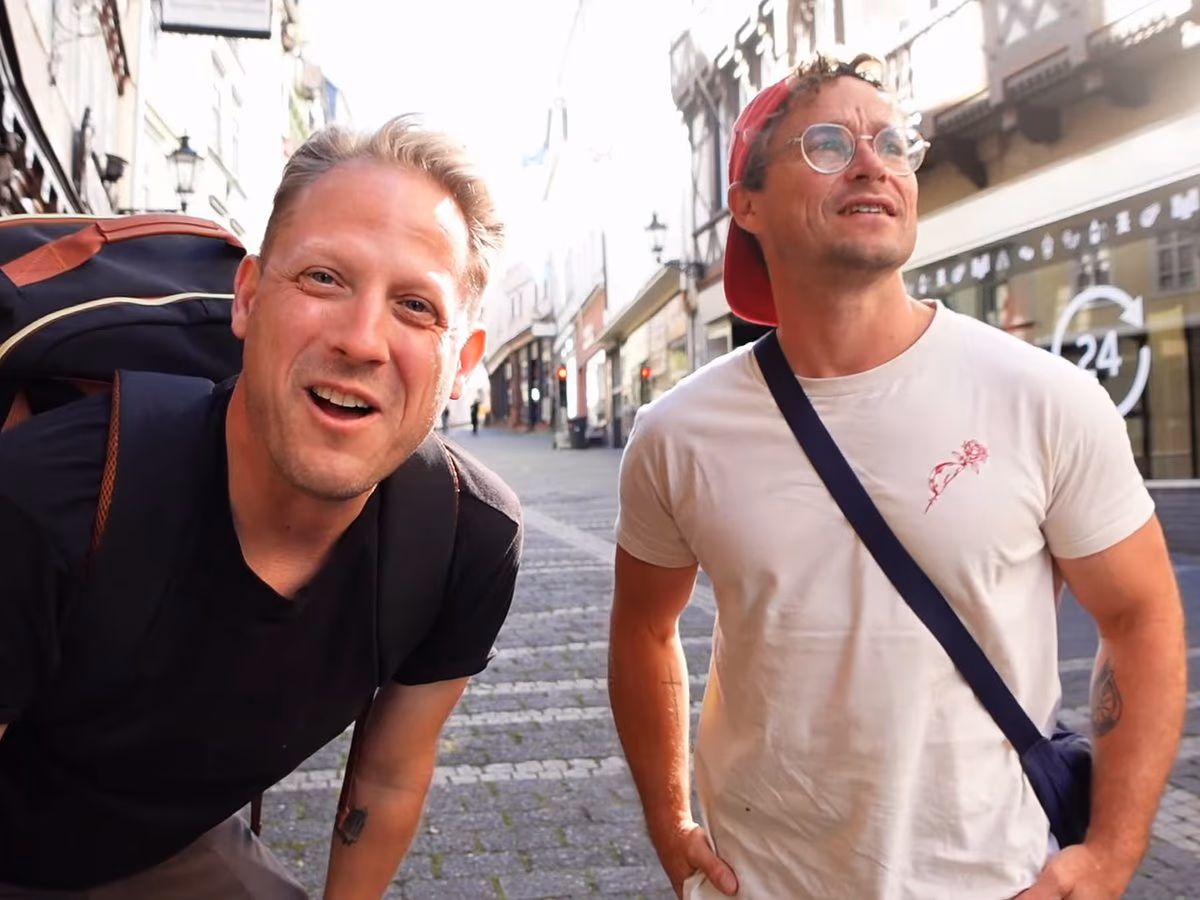 Der Geocaching Vlogger (links) und Daniel Pflieger in der Marburger Oberstadt