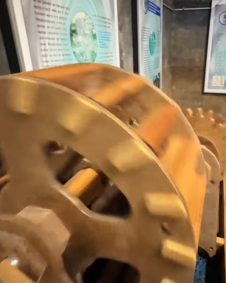 Zahnräder aus Holz: eines der Rätsel im Keller