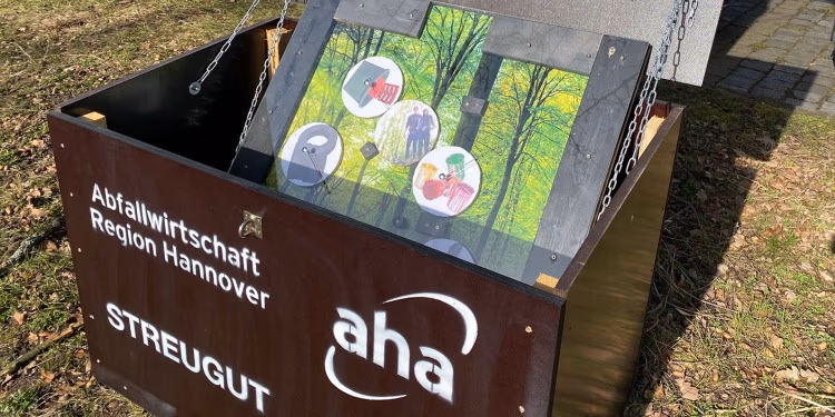 Geöffnete Streugut-Kiste der Abfallwirtschaft Region Hannover, im Deckel ein Rätsel mit Tierbildern