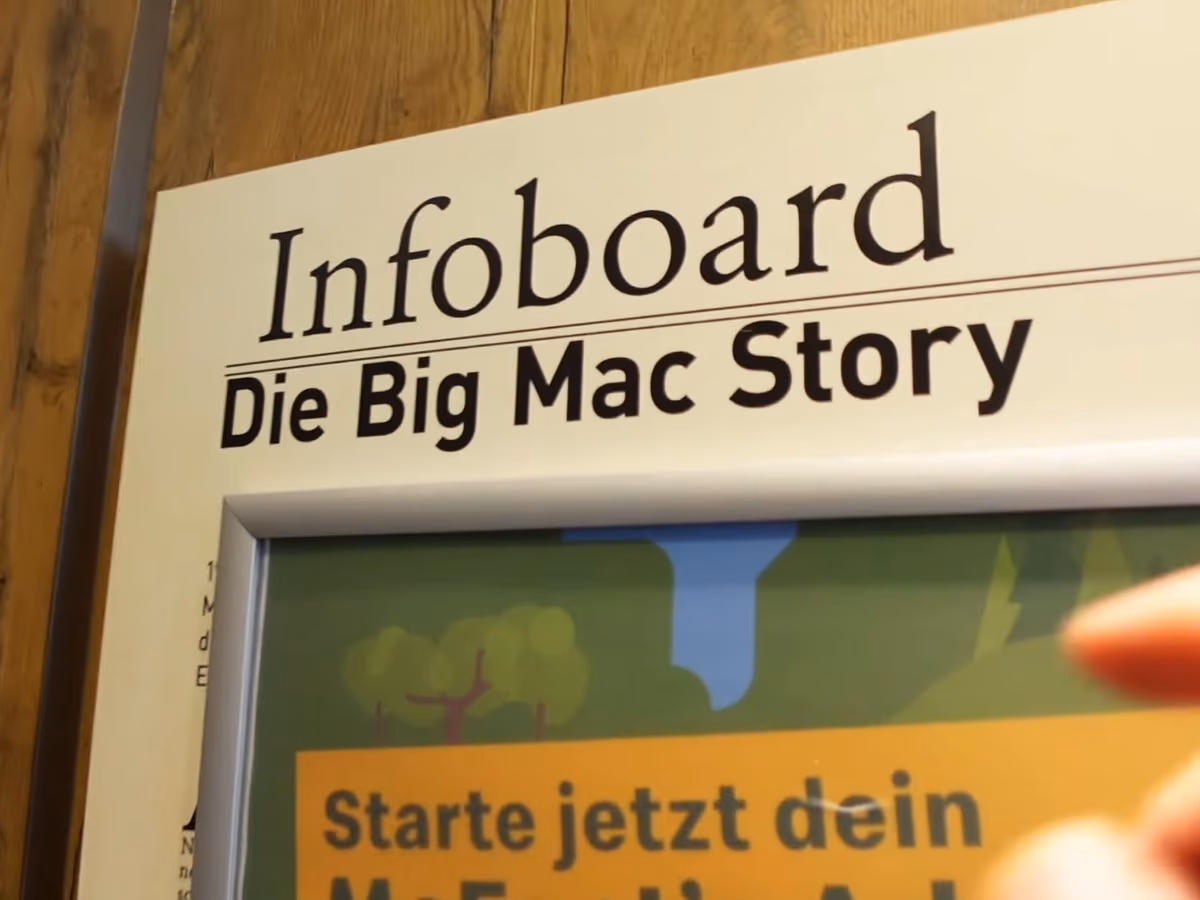 Infoboard zur Geschichte des Big Mac, die Antwort steht auf der Tafel