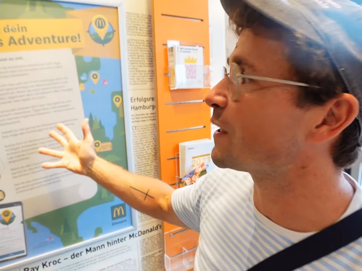 Start im Restaurant: Das Plakat erklärt die Regeln, der QR-Code öffnet das Lab in der App