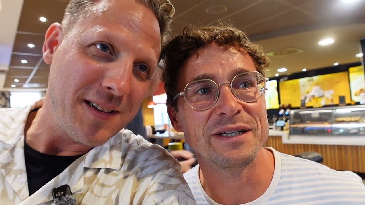 Daniel Pflieger und der Geocaching Vlogger beim Dreh in einem McDonald’s-Restaurant der Familie Ehmann