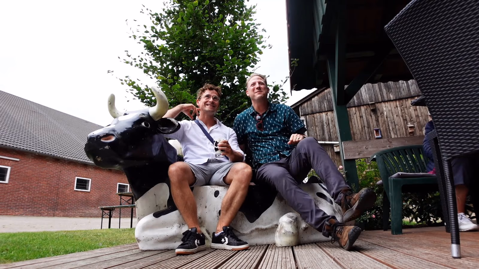 Pause auf der Kuh: Daniel Pflieger und der Geocaching Vlogger zum Abschluss