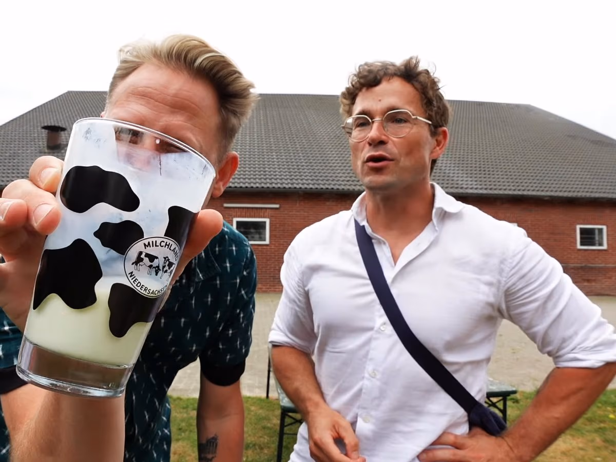 Zum Start ein Glas Milch: der Geocaching Vlogger und Daniel Pflieger auf einem der Höfe