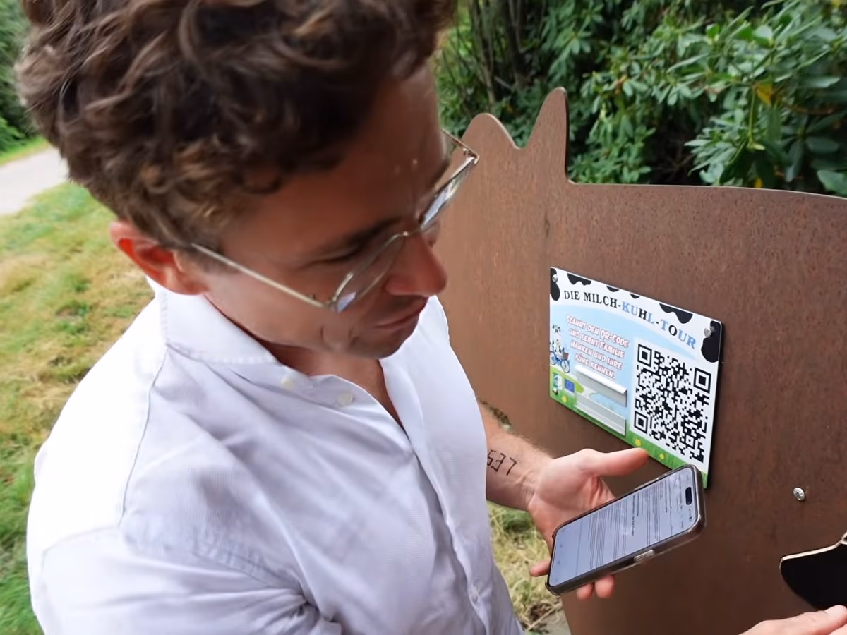 Daniel Pflieger scannt den QR-Code an einer Station