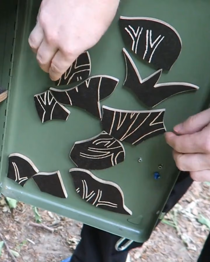 Legespiel im grünen Schaltkasten