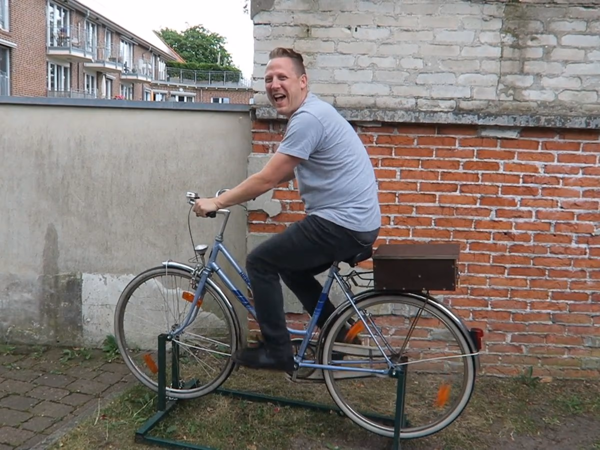 Ein Geocacher kommt mit dem Fahrrad an einer Station der Oldenburger Klimaschätze an