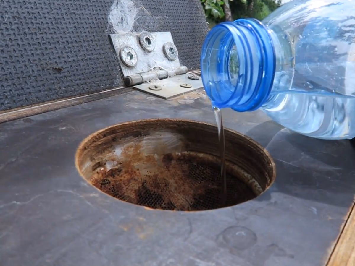 Auch an dieser Station wird Wasser eingefüllt